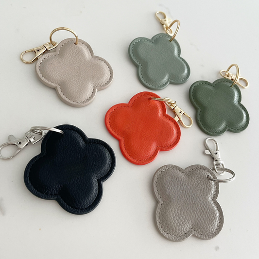 DELOA ® Kleeblatt Schlüsselanhänger aus Litchi Kunstleder ohne Personalisierung