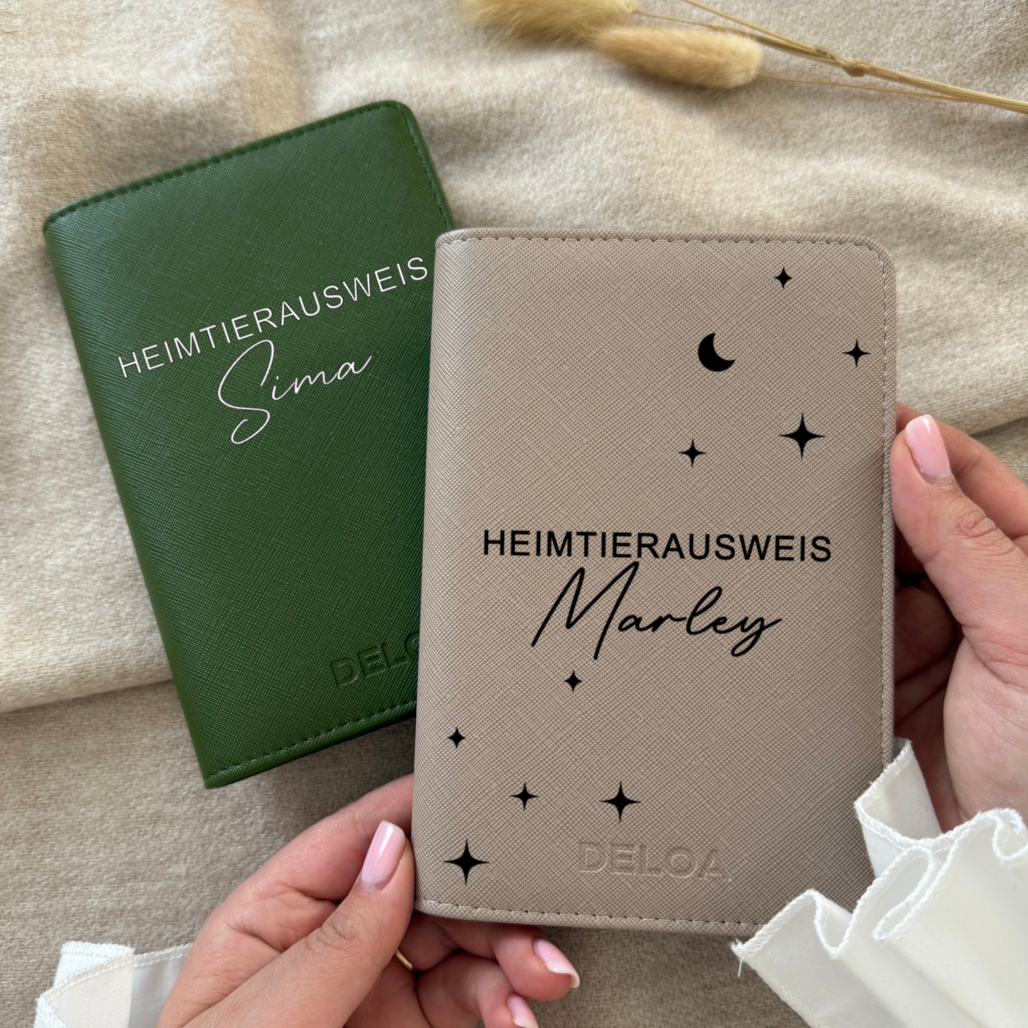 DELOA ® Heimtierausweis Hülle Impfpasshülle für EU-Heimtierausweis in Saffiano Kunstleder Geschenk für Hundebesitzer