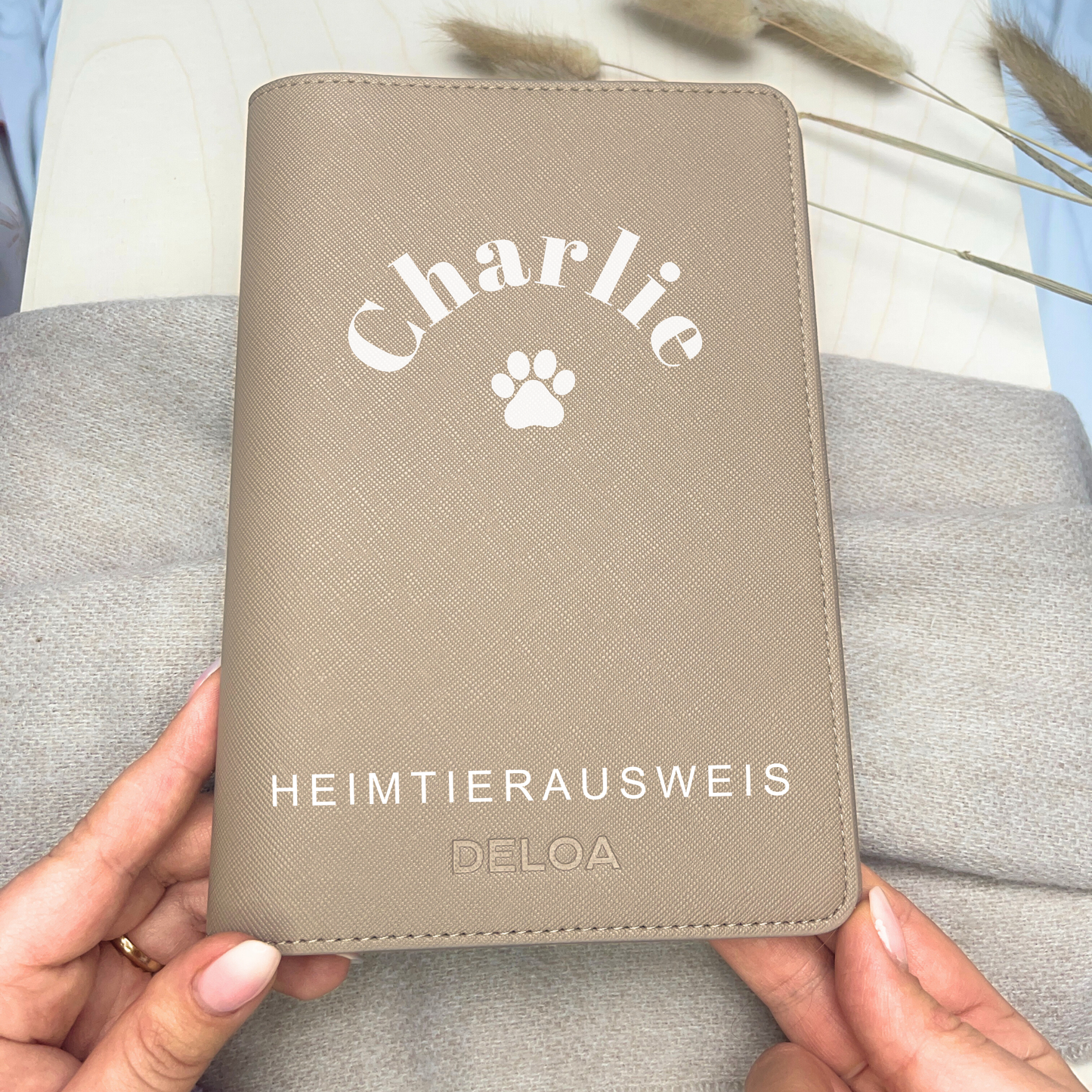 DELOA ยฎ EU-Heimtierausweis & Impfpasshรผlle (Pfote & Name)