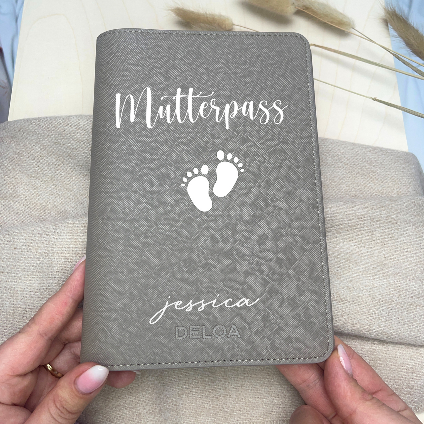 DELOA ® Mutterpasshülle mit Fach für Impfpass (Babyfüsse)