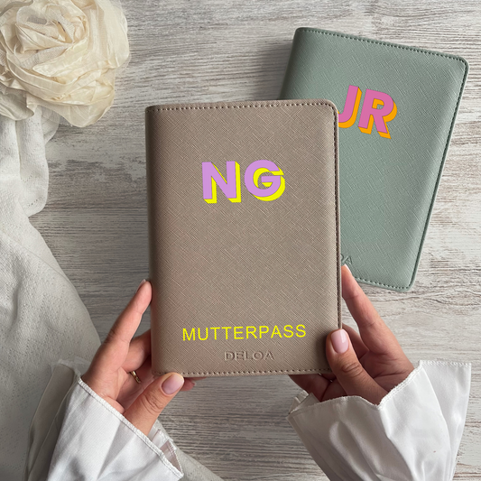 DELOA ® Mutterpasshülle mit Fach für Impfpass (3D Letters)