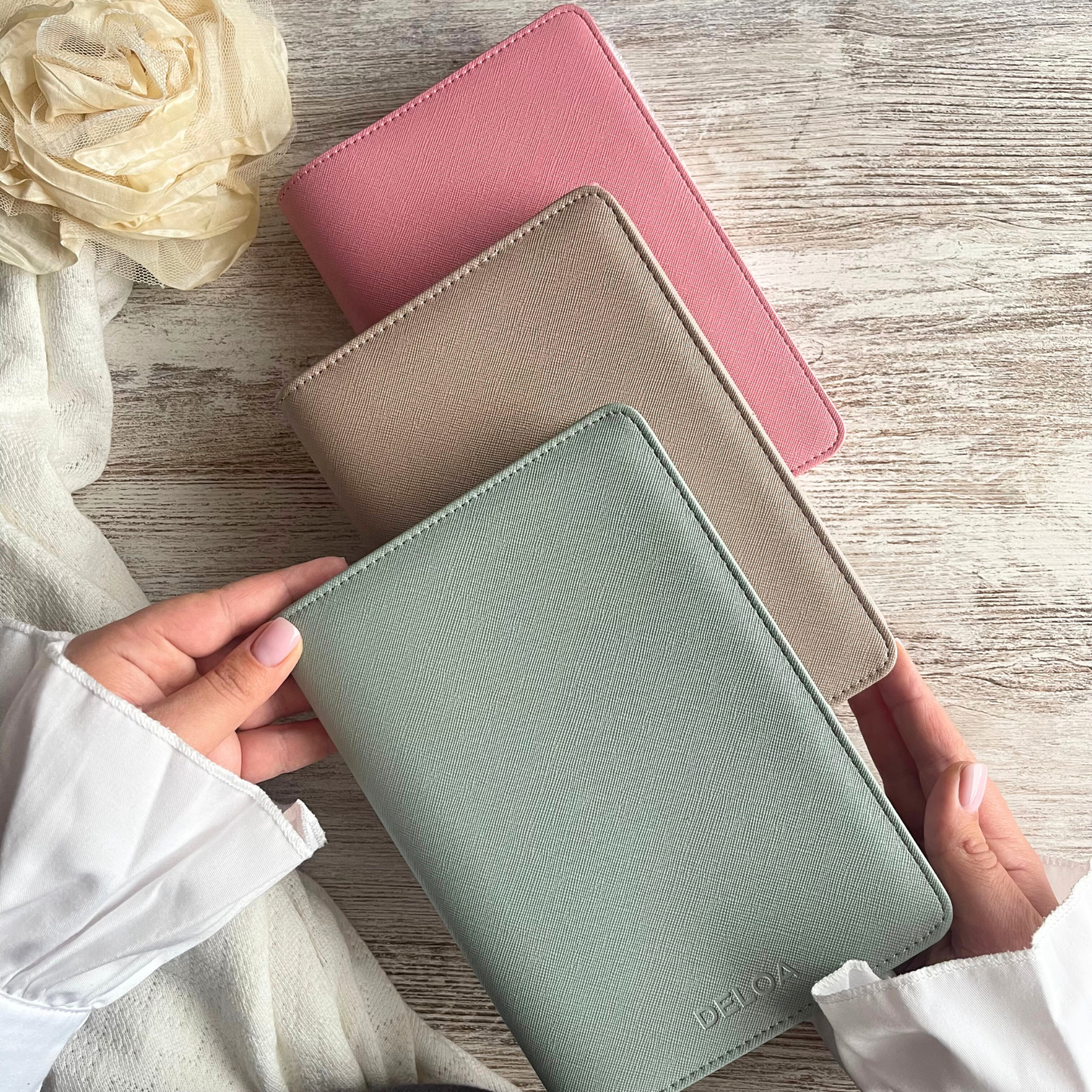 DELOA ® Mutterpasshülle mit Fach für Impfpass (Mama & Baby)