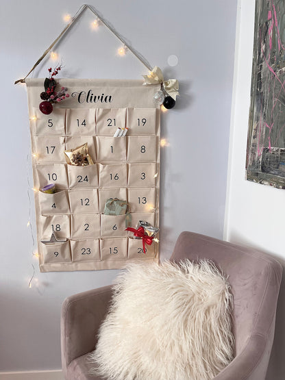 Personalisierter Adventskalender aus Stoff mit 24 Taschen zum Aufhängen | großer Adventskalender inkl. Holz | Adventskalender modern