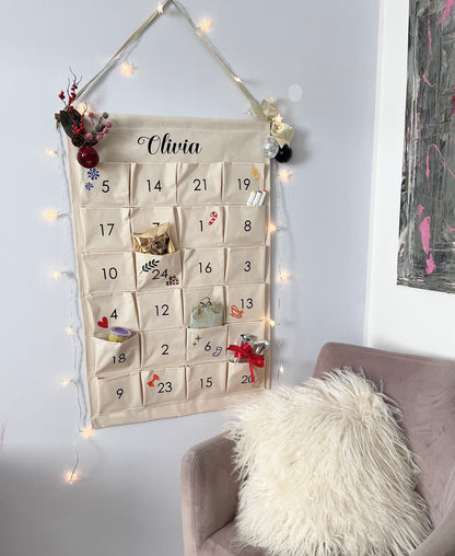 Personalisierter Adventskalender aus Stoff mit 24 Taschen zum Aufhängen | großer Adventskalender inkl. Holz | Adventskalender modern