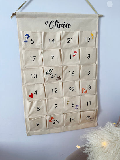 Personalisierter Adventskalender aus Stoff mit 24 Taschen zum Aufhängen | großer Adventskalender inkl. Holz | Adventskalender modern