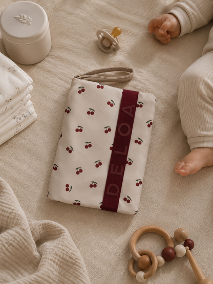 DELOA ® Windeltasche für unterwegs mit viel Platz(Cherries)