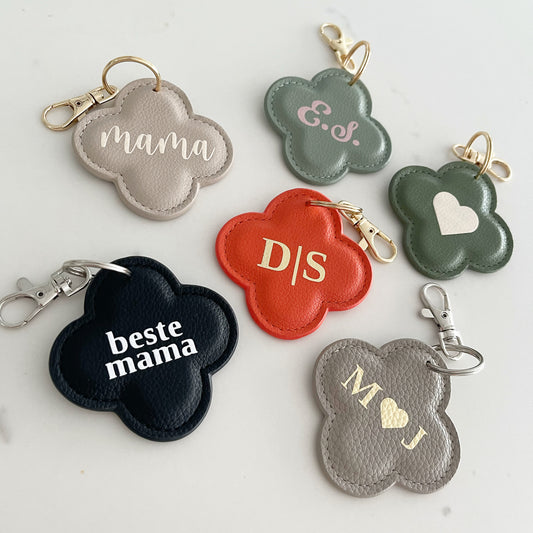 DELOA ® Personalisierter Kleeblatt Schlüsselanhänger aus Litchi Kunstleder