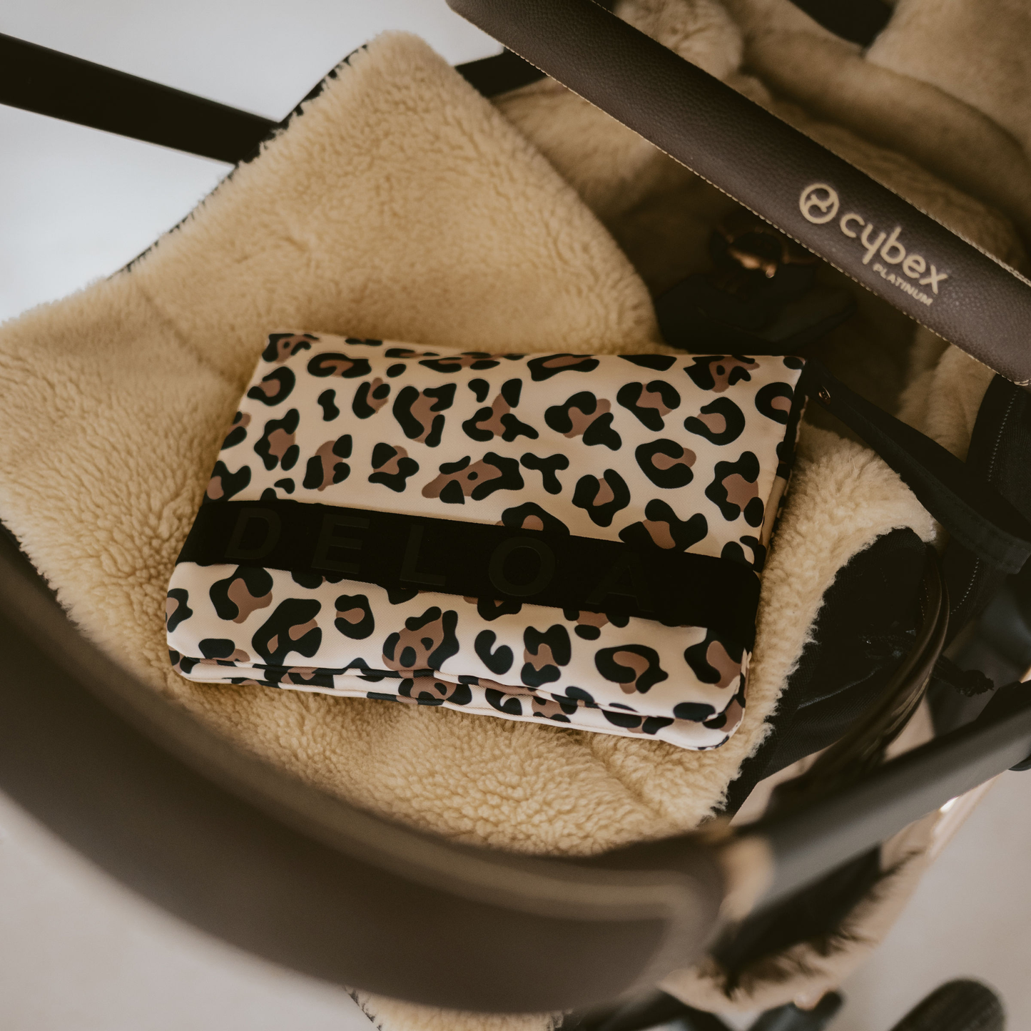 DELOA ® Windeltasche für unterwegs mit viel Platz (Leo)
